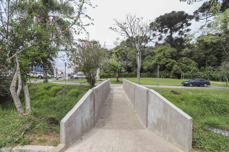 Obras para construção de ponte de concreto na Rua Cyro Correia Pereira na vila Vitória Régia na CIC - Curitiba, 02/10/2023 - Foto: Daniel Castellano / SMCS