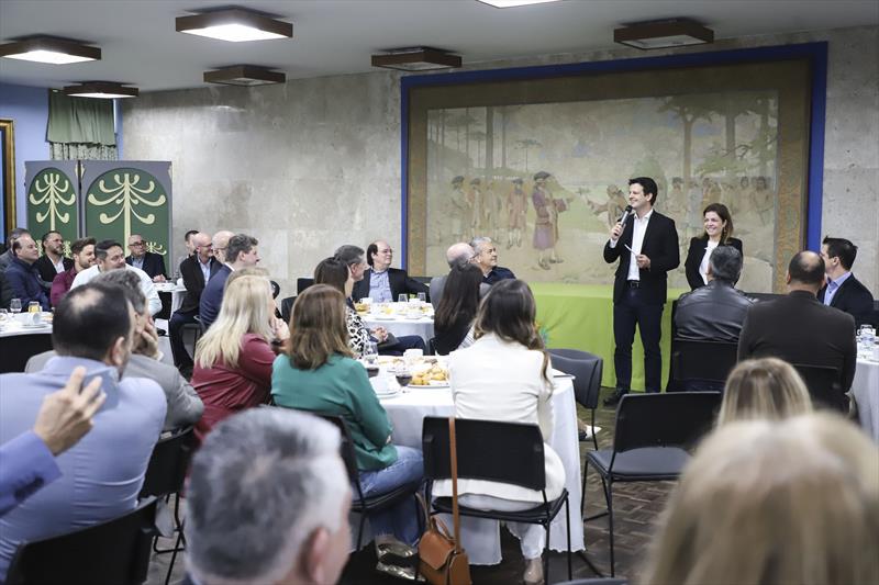 Prefeito em Exercício Eduardo Pimentel e Esposa, acompanhado de secretários e vereadores, participam de café da manhã com Pastores.
Curitiba, 03/10/2023.
Foto: José Fernando Ogura/SMCS