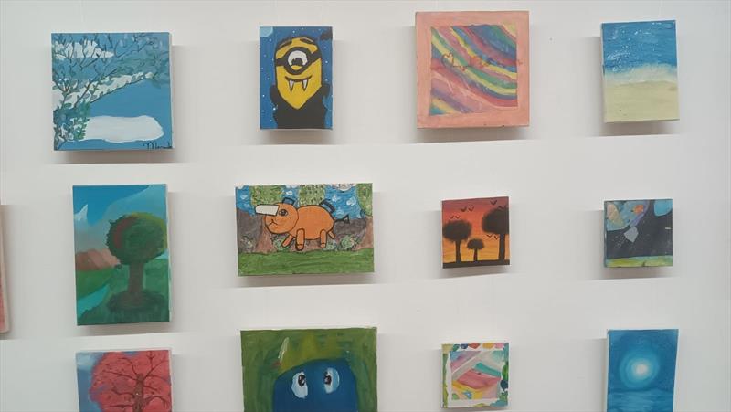 Exposição valoriza talento de artistas infantis na Rua da Cidadania Santa Felicidade.
Foto: Divulgação