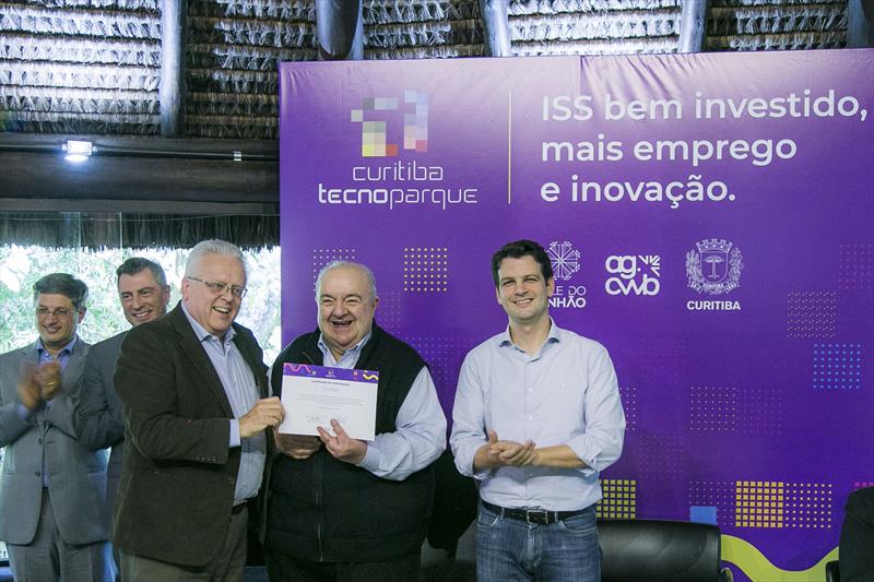 Prefeito Rafael Greca com o vice-prefeito Eduardo Pimentel, entrega certificados para novas empresas que passam a integrar o programa Tecnoparque. Foto: Pedro Ribas/SMCS