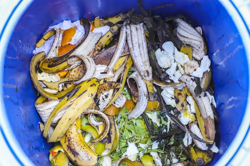 O Programa Municipal de Compostagem, da Prefeitura de Curitiba, vai distribuir composteiras domésticas para as pessoas mudarem sua relação com os resíduos orgânicos que geram. Curitiba, 11/10/2023. Foto: Hully Paiva/SMCS
