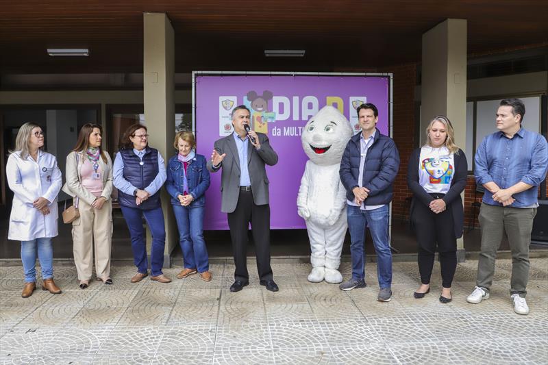 O vice-prefeito Eduardo Pimentel, acompanhado do secretário estadual da Saúde, Beto Preto, da secretária municipal da Saúde, Beatriz Battistella e demais autoridades, participaram do Dia D de vacinação neste sábado. Curitiba, 21/10/2023. Foto: Hully Paiva/SMCS