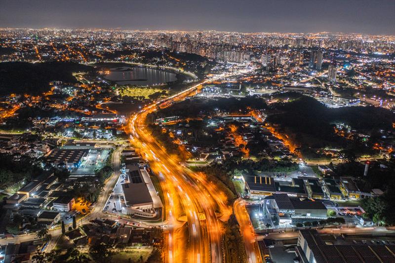 Cidade sustentável, Curitiba é eleita uma das seis cidades mais inteligentes do mundo.
- Na imagem, Iluminação na região do Parque Barigui. - Foto: Daniel Castellano / SMCS