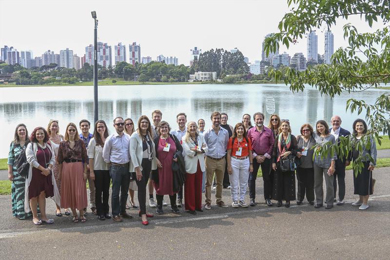 A delegação internacional visita o centro de exposição do parque Barigui. Curitiba, 24/10/2023. Foto: Luiz Costa/SME