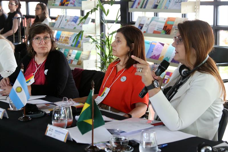 A delegação internacional visita o centro de exposição do parque Barigui. Curitiba, 24/10/2023. Foto: Luiz Costa/SME