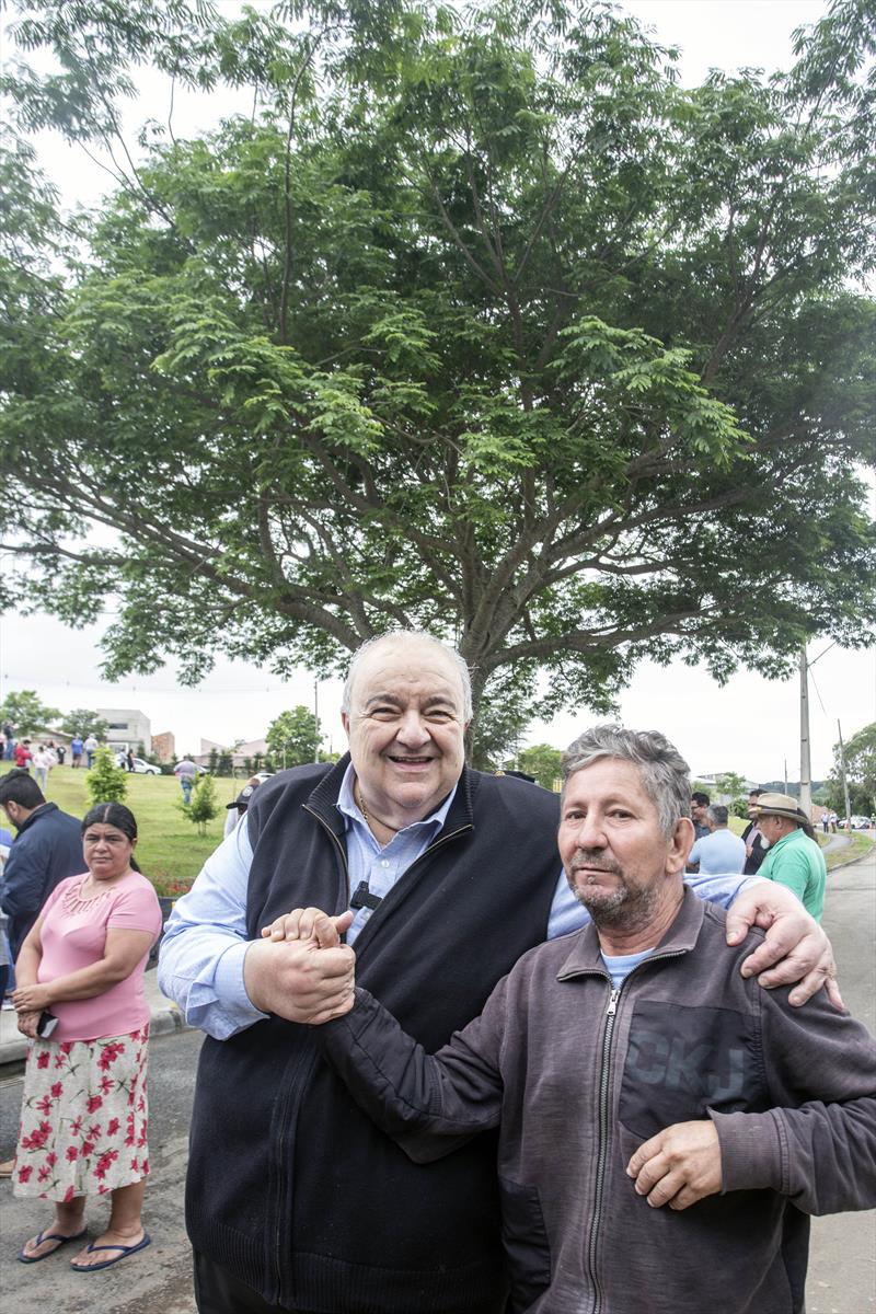 O Prefeito Rafael Greca, acompanhado da Secretária do Meio Ambiente, Marilza Dias, vereadores e demais autoridades, entrega a revitalização da Praça Lenyr Marés de Souza Cavallin, no bairro Ganchinho. Curitiba, 25/10/2023. Foto: Ricardo Marajó/SMCS.