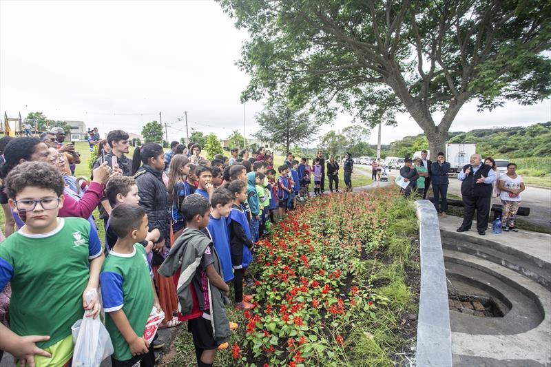 O Prefeito Rafael Greca, acompanhado da Secretária do Meio Ambiente, Marilza Dias, vereadores e demais autoridades, entrega a revitalização da Praça Lenyr Marés de Souza Cavallin, no bairro Ganchinho. Curitiba, 25/10/2023. Foto: Ricardo Marajó/SMCS.
