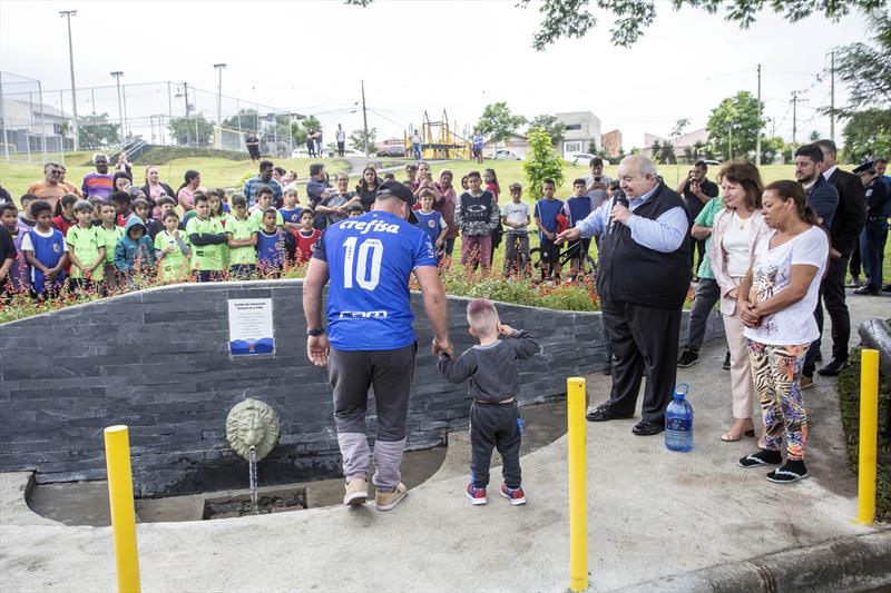 O Prefeito Rafael Greca, acompanhado da Secretária do Meio Ambiente, Marilza Dias, vereadores e demais autoridades, entrega a revitalização da Praça Lenyr Marés de Souza Cavallin, no bairro Ganchinho. Curitiba, 25/10/2023. Foto: Ricardo Marajó/SMCS.