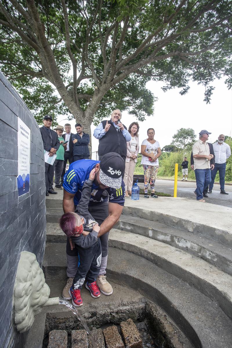 O Prefeito Rafael Greca, acompanhado da Secretária do Meio Ambiente, Marilza Dias, vereadores e demais autoridades, entrega a revitalização da Praça Lenyr Marés de Souza Cavallin, no bairro Ganchinho. Curitiba, 25/10/2023. Foto: Ricardo Marajó/SMCS.