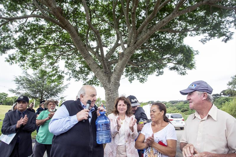 O Prefeito Rafael Greca, acompanhado da Secretária do Meio Ambiente, Marilza Dias, vereadores e demais autoridades, entrega a revitalização da Praça Lenyr Marés de Souza Cavallin, no bairro Ganchinho. Curitiba, 25/10/2023. Foto: Ricardo Marajó/SMCS.