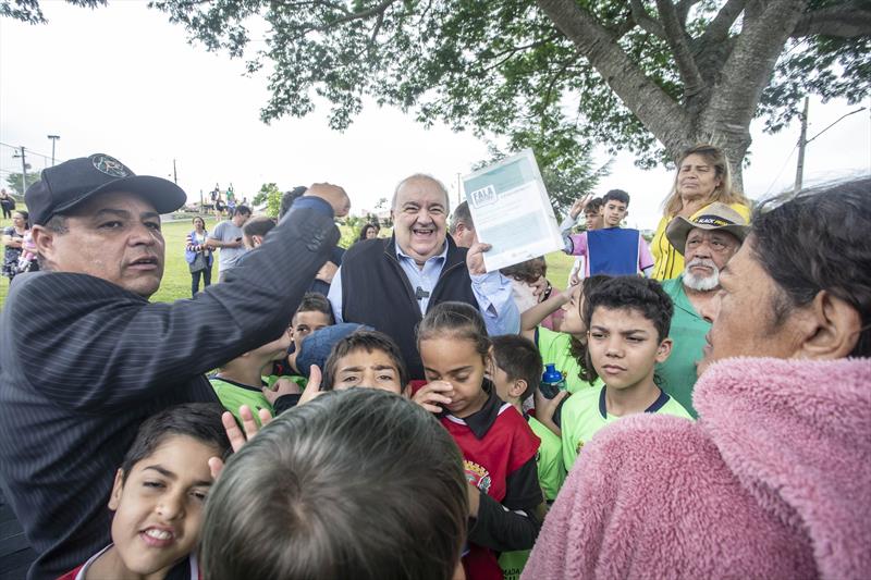 O Prefeito Rafael Greca, acompanhado da Secretária do Meio Ambiente, Marilza Dias, vereadores e demais autoridades, entrega a revitalização da Praça Lenyr Marés de Souza Cavallin, no bairro Ganchinho. Curitiba, 25/10/2023. Foto: Ricardo Marajó/SMCS.