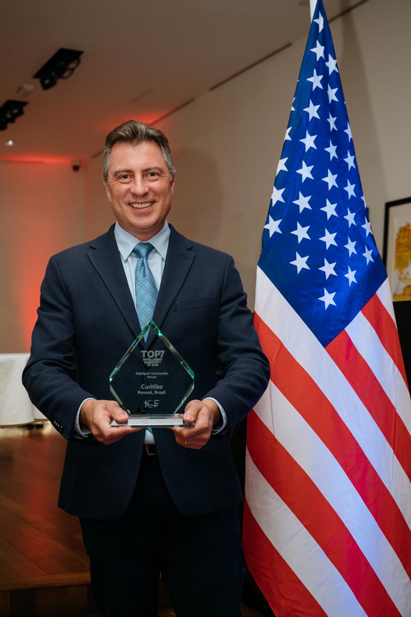 Curitiba recebeu o troféu de uma das sete Comunidades Mais Inteligente do Mundo 2023. Na imagem, o presidente da Agência Curitiba, Dario Paixão. Foto: Divulgação