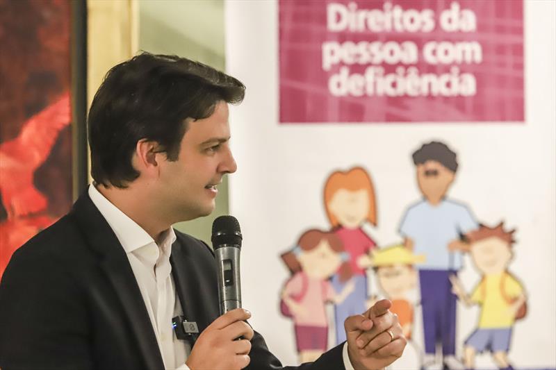 Vice-prefeito Eduardo Pimentel acompanhado da primeira-dama Margarita Sansone, secretários, vereadores e autoridades, participa do lançamento da Caminhada Anjo Guia.
Curitiba, 26/10/2023.
Foto: José Fernando Ogura/SMCS