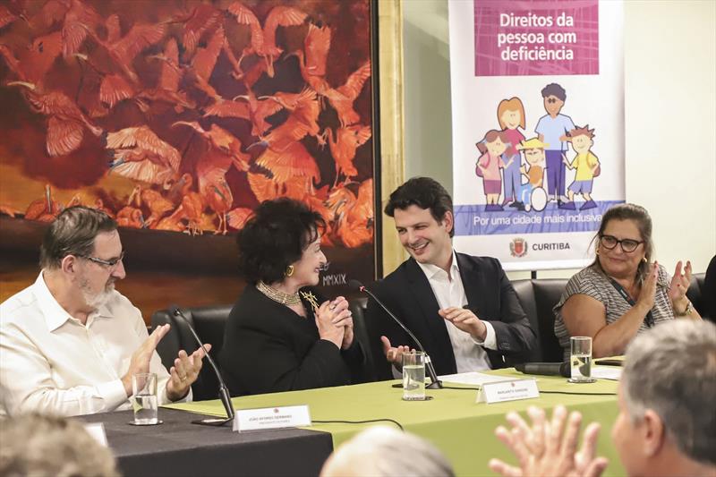 Vice-prefeito Eduardo Pimentel acompanhado da primeira-dama Margarita Sansone, secretários, vereadores e autoridades, participa do lançamento da Caminhada Anjo Guia.
Curitiba, 26/10/2023.
Foto: José Fernando Ogura/SMCS