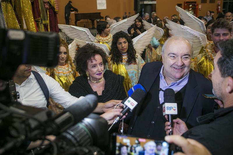 Prefeito Rafael Greca com a primeira-dama Margarita Sansone, lança a programação do Natal de Curitiba - Luz dos Pinhais 2023. Curitiba, 26/10/2023. Foto: Pedro Ribas/SMCS