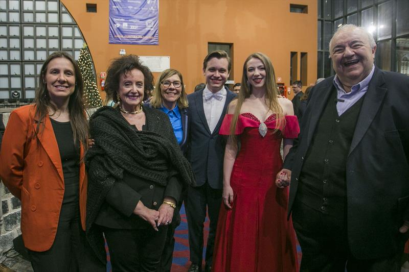 Prefeito Rafael Greca com a primeira-dama Margarita Sansone, e a secretária da Comunicação Social, Cinthia Genguini, lança a programação do Natal de Curitiba - Luz dos Pinhais 2023. Curitiba, 26/10/2023. Foto: Pedro Ribas/SMCS