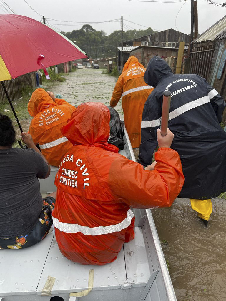 Integrantes da Defesa Civil fazem atendimentos as familias atingidas por enchentes no bairro da Caximba -  Curitiba, 29/10/2023 - Foto: Defesa Civil