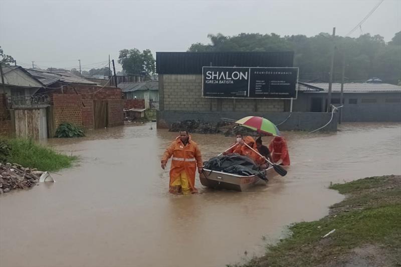 Integrantes da Defesa Civil fazem atendimentos as familias atingidas por enchentes no bairro da Caximba -  Curitiba, 29/10/2023 - Foto: Defesa Civil