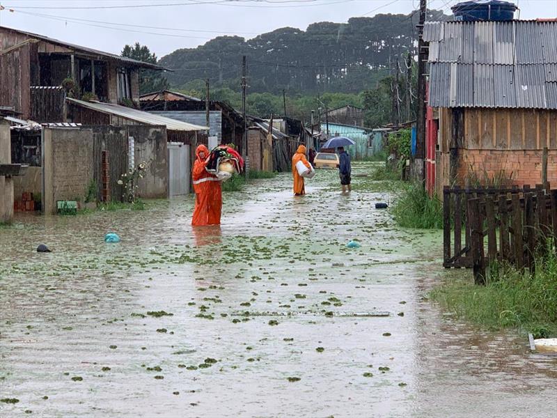 Integrantes da Defesa Civil fazem atendimentos as familias atingidas por enchentes no bairro da Caximba - Curitiba, 29/10/2023 - Foto: Defesa Civil