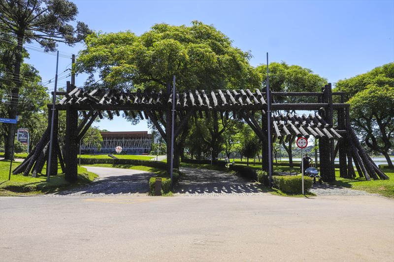 Início da montagem das decoração dos portais no Parque Barigui. Curitiba, 06/11/2023. Foto: Hully Paiva/SMCS