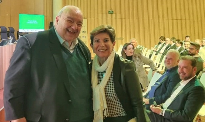 Prefeito Rafael Greca e a prefeita de Ponta Grossa, Elizabeth Schmidt, no encontro da Câmara de Comércio Brasil-Catalunha, em Barcelona. Foto: Divulgação