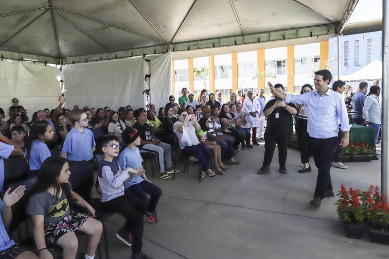 Prefeito em Exercício Eduardo Pimentel, acompanhado da secretária do meio ambiente, Marilza Dias, do administrador da regional, Marcelo Ferraz Cesar e vereadores, entrega composteiras domésticas na Regional do Tatuquara.
Curitiba, 07/11/2023.
Foto: José Fernando Ogura/SMCS