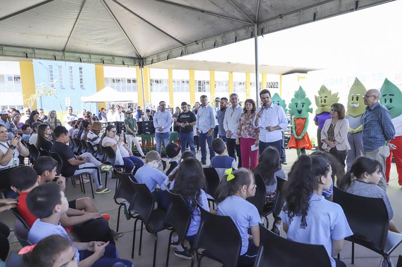 Prefeito em Exercício Eduardo Pimentel, acompanhado da secretária do meio ambiente, Marilza Dias, do administrador da regional, Marcelo Ferraz Cesar e vereadores, entrega composteiras domésticas na Regional do Tatuquara.
Curitiba, 07/11/2023.
Foto: José Fernando Ogura/SMCS