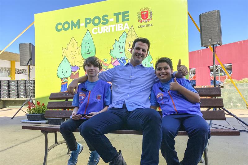 Prefeito em Exercício Eduardo Pimentel entrega composteiras domésticas na Regional do Tatuquara. Na imagem, os jornalistas mirins Calebe Pereira de Bastos e Juan Miguel, da Escola Municipal Margarida Orso Dallagassa, entrevistam o prefeito em exercício.
Curitiba, 07/11/2023.
Foto: José Fernando Ogura/SMCS