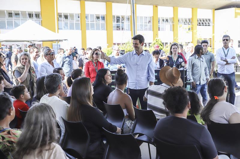 Prefeito em Exercício Eduardo Pimentel, acompanhado da secretária do meio ambiente, Marilza Dias, do administrador da regional, Marcelo Ferraz Cesar e vereadores, entrega composteiras domésticas na Regional do Tatuquara.
Curitiba, 07/11/2023.
Foto: José Fernando Ogura/SMCS