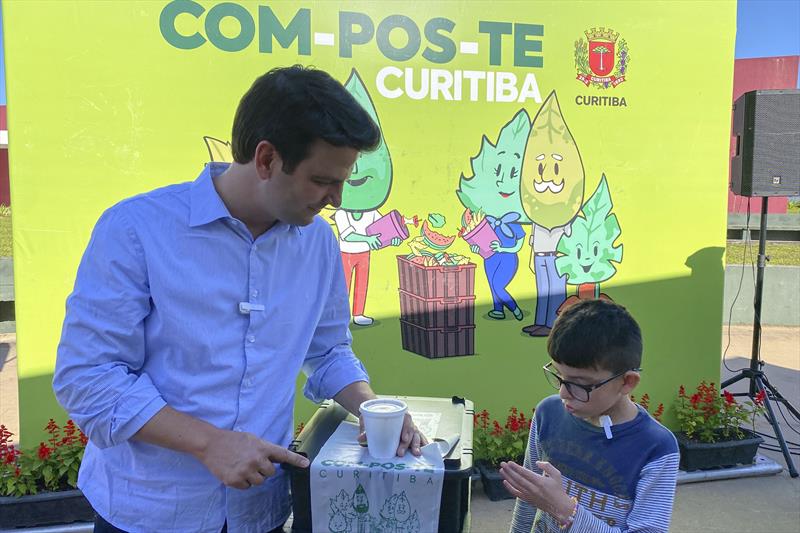 Prefeito em Exercício Eduardo Pimentel entrega composteiras domésticas na Regional do Tatuquara.
Curitiba, 07/11/2023.
Foto: José Fernando Ogura/SMCS