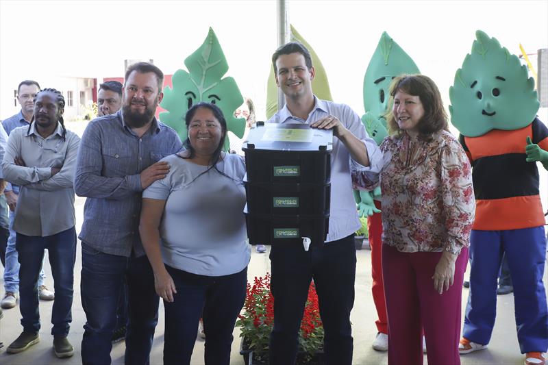 Prefeito em Exercício Eduardo Pimentel, acompanhado da secretária do meio ambiente, Marilza Dias, do administrador da regional, Marcelo Ferraz Cesar e vereadores, entrega composteiras domésticas na Regional do Tatuquara.
Curitiba, 07/11/2023.
Foto: José Fernando Ogura/SMCS