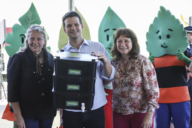 Prefeito em Exercício Eduardo Pimentel, acompanhado da secretária do meio ambiente, Marilza Dias, do administrador da regional, Marcelo Ferraz Cesar e vereadores, entrega composteiras domésticas na Regional do Tatuquara.
Curitiba, 07/11/2023.
Foto: José Fernando Ogura/SMCS