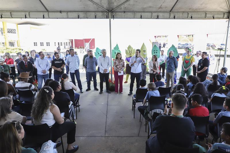Prefeito em Exercício Eduardo Pimentel, acompanhado da secretária do meio ambiente, Marilza Dias, do administrador da regional, Marcelo Ferraz Cesar e vereadores, entrega composteiras domésticas na Regional do Tatuquara.
Curitiba, 07/11/2023.
Foto: José Fernando Ogura/SMCS