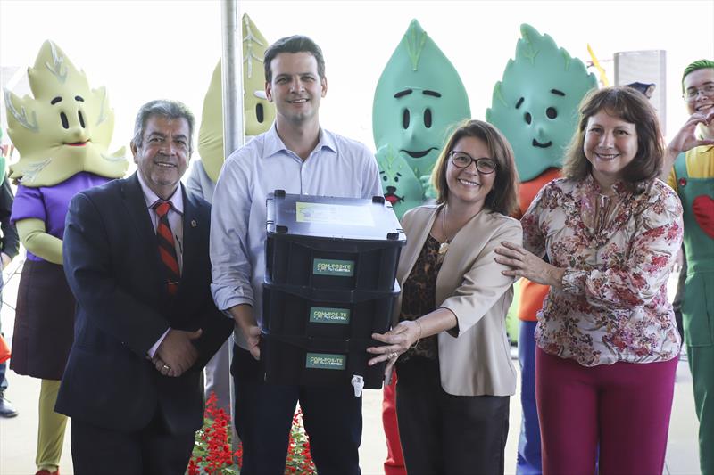 Prefeito em Exercício Eduardo Pimentel, acompanhado da secretária do meio ambiente, Marilza Dias, do administrador da regional, Marcelo Ferraz Cesar e vereadores, entrega composteiras domésticas na Regional do Tatuquara.
Curitiba, 07/11/2023.
Foto: José Fernando Ogura/SMCS