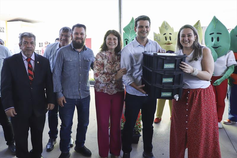 Prefeito em Exercício Eduardo Pimentel, acompanhado da secretária do meio ambiente, Marilza Dias, do administrador da regional, Marcelo Ferraz Cesar e vereadores, entrega composteiras domésticas na Regional do Tatuquara.
Curitiba, 07/11/2023.
Foto: José Fernando Ogura/SMCS