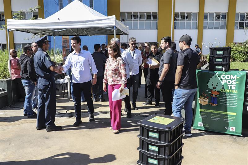 Prefeito em Exercício Eduardo Pimentel, acompanhado da secretária do meio ambiente, Marilza Dias, do administrador da regional, Marcelo Ferraz Cesar e vereadores, entrega composteiras domésticas na Regional do Tatuquara.
Curitiba, 07/11/2023.
Foto: José Fernando Ogura/SMCS