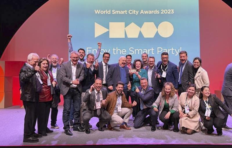 O prefeito Rafael Greca recebeu o principal prêmio do World Smart City Awards, na categoria "Cidades". 
Foto: Divulgação iCities