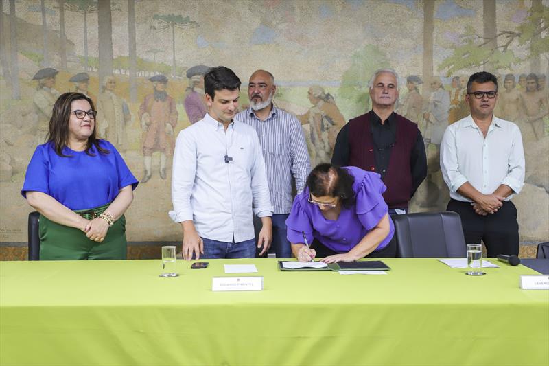 O prefeito em exercício, Eduardo Pimentel, acompanhado do secretário da Região Metropolitana, Leverci Silveira Filho e prefeitos da Região Metropolitana de Curitiba, no Encontro do Programa de Extensão Universitária (ProEx). Curitiba, 10/11/2023. Foto: Hully Paiva/SMCS