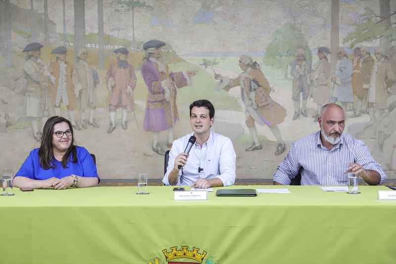 O prefeito em exercício, Eduardo Pimentel, acompanhado do secretário da Região Metropolitana, Leverci Silveira Filho e prefeitos da Região Metropolitana de Curitiba, no Encontro do Programa de Extensão Universitária (ProEx). Curitiba, 10/11/2023. Foto: Hully Paiva/SMCS