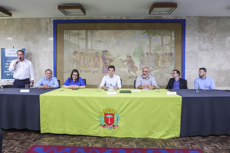 O prefeito em exercício, Eduardo Pimentel, acompanhado do secretário da Região Metropolitana, Leverci Silveira Filho e prefeitos da Região Metropolitana de Curitiba, no Encontro do Programa de Extensão Universitária (ProEx). Curitiba, 10/11/2023. Foto: Hully Paiva/SMCS