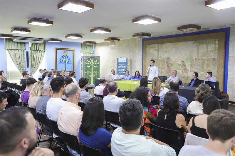 O prefeito em exercício, Eduardo Pimentel, acompanhado do secretário da Região Metropolitana, Leverci Silveira Filho e prefeitos da Região Metropolitana de Curitiba, no Encontro do Programa de Extensão Universitária (ProEx). Curitiba, 10/11/2023. Foto: Hully Paiva/SMCS