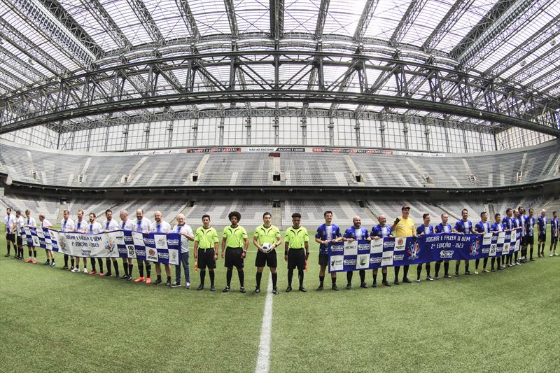 Eduardo Pimentel participa de jogo de futebol beneficente na Ligga Arena -  Prefeitura de Curitiba