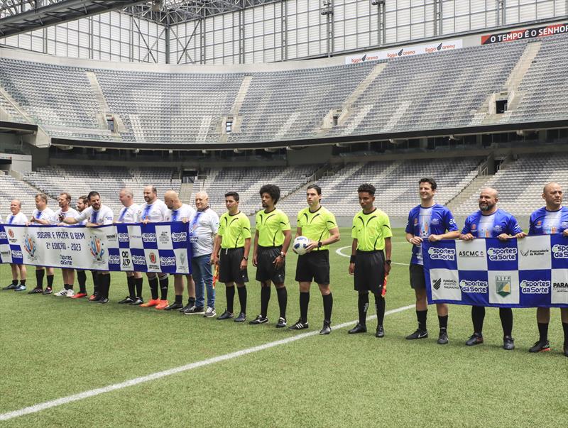 Eduardo Pimentel participa de jogo de futebol beneficente na Ligga Arena -  Prefeitura de Curitiba