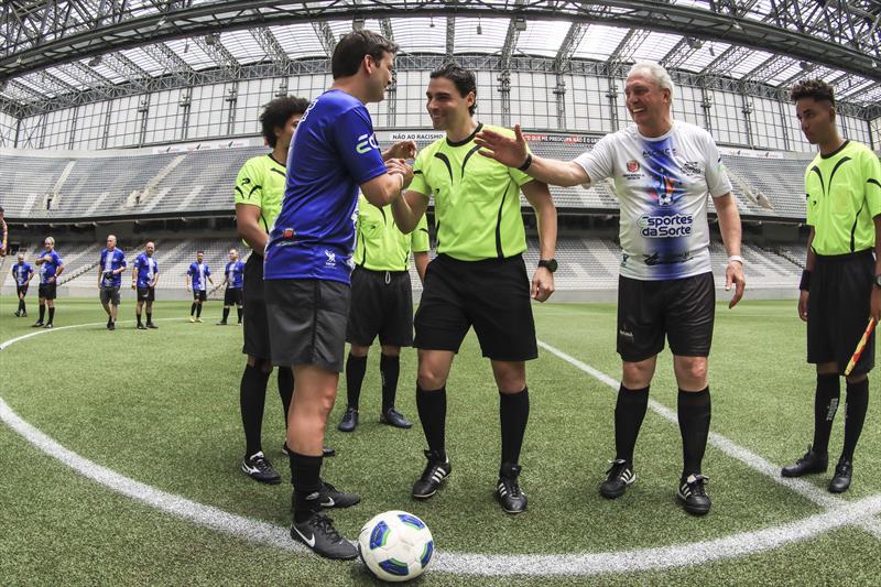 Eduardo Pimentel participa de jogo de futebol beneficente na Ligga