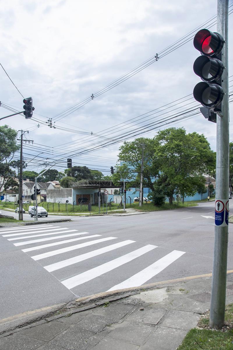 Setran instala novo semáforo no Bacacheri para prevenção de acidentes. 
Curitiba, 13/11/2023.
Foto: Levy Ferreira/SMCS