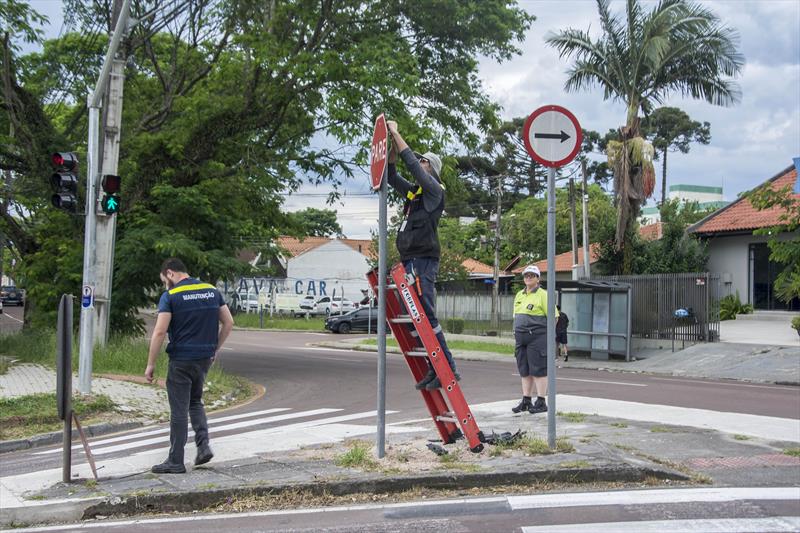 Setran instala novo semáforo no Bacacheri para prevenção de acidentes. 
Curitiba, 13/11/2023.
Foto: Levy Ferreira/SMCS