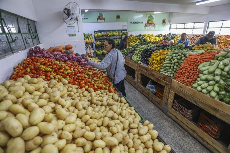 Com 11 unidades na cidade, os Sacolões da Família oferecem frutas e hortaliças de boa qualidade, a preço único. - Foto: Daniel Castellano / SMCS