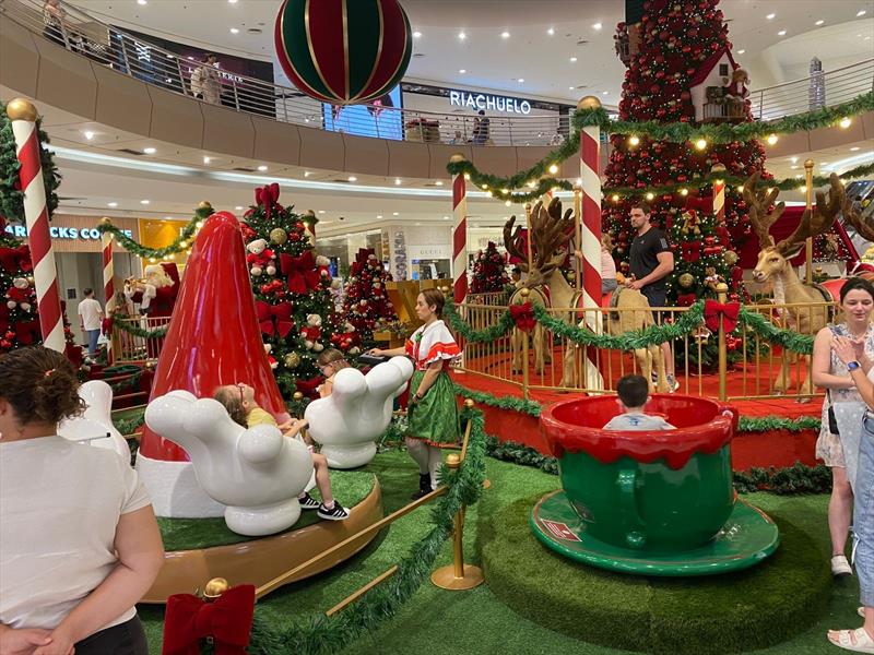 Shoppings de Curitiba entram no clima do Natal com decorações encantadoras.
 - Na imagem, Park Shopping Barigüi.
Foto: Divulgação