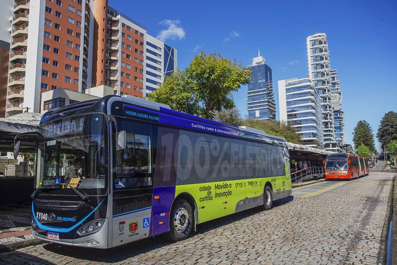A Prefeitura de Curitiba está comprando, com investimento próprio de R$ 200 milhões, 70 ônibus elétricos, que entram em circulação em 2024.  Foto: Ricardo Marajó/SMCS