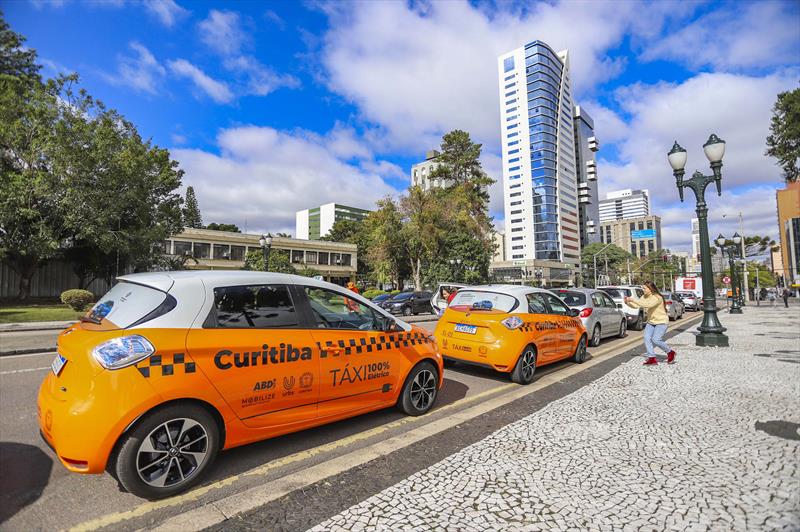 Curitiba iniciou parceria para testar em comodato veículos elétricos em sua frota de táxis, com a montadora francesa Renault. - Foto: Daniel Castellano / SMCS